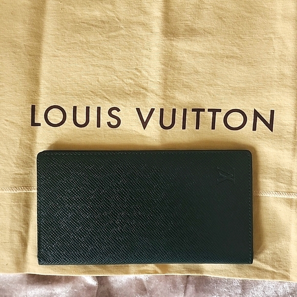 Authentic Green Louis Vuitton Taiga Wallet - Picture 2 of 10